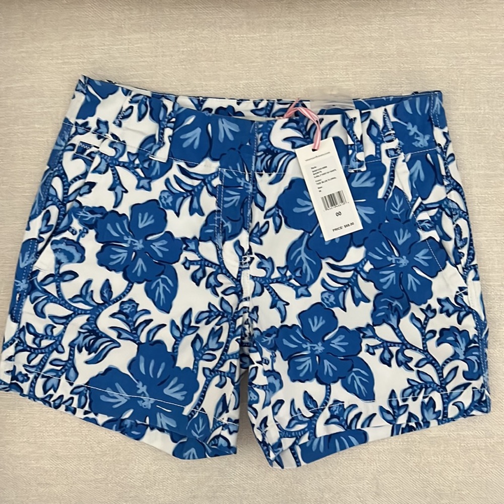 Vineyard Vines Womens 5” shorts. Floral Blue & White 5” Every Day Shorts